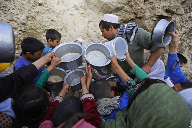 Người dân xếp hàng để nhận thực phẩm miễn phí trong tháng lễ Ramadan tại Kabul, Afghanistan.