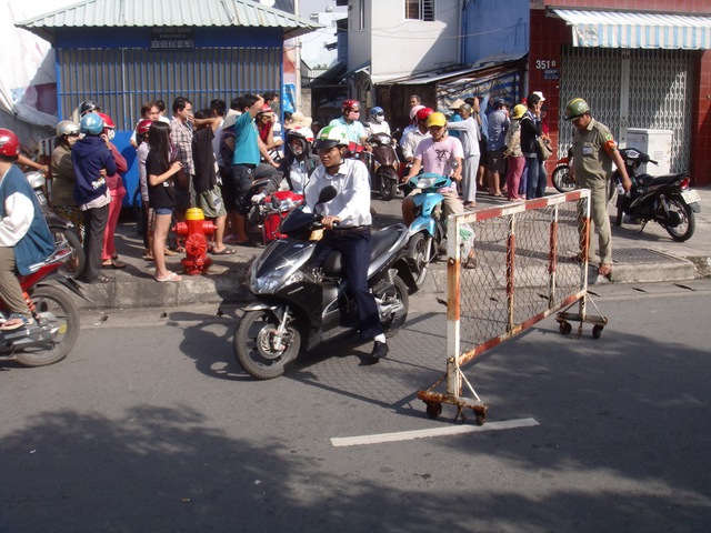 Đường bị chặn, người dân lúng túng khi đi qua đoạn này