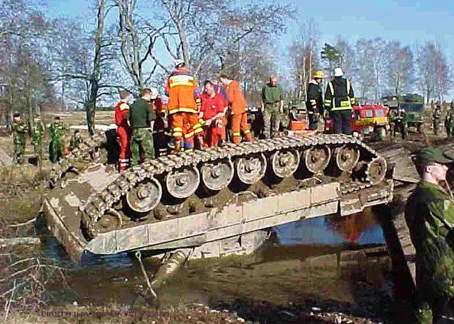 Leopard 2A4 bị lật ngửa bụng gây khó khăn lớn cho đội cứu kéo