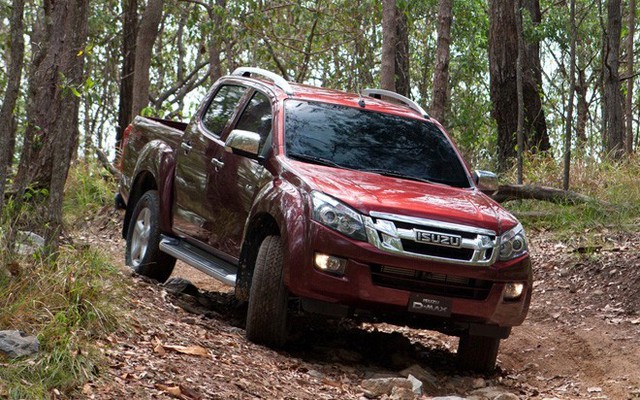 Isuzu D-Max Khoảng 2 năm trở lại đây, phân khúc xe bán tải (pick-up) đang có đà phát triển mạnh mẽ tại Việt Nam. Bằng chứng là đã có mẫu xe cùng hàng Ford Ranger liên tiếp lọt vào nhóm 10 bán chạy nhất thị trường. Tuy nhiên, Isuzu D-Max lại hoàn toàn nằm ngoài xu hướng. Thậm chí so với mẫu xe “đi trước về sau” là Mitsubishi Triton, doanh số của D-Max vẫn bị bỏ lại một đoạn dài. Theo thống kê của VAMA, tổng sản lượng 11 tháng của D-Max đạt 352 chiếc, kém xa so với 961 chiếc Mazda BT-50, 1.429 chiếc Toyota Hilux và nhất là 4.063 chiếc Ford Ranger. Mới đây, Isuzu đã tiến hành nâng cấp D-Max nhằm giành giật bớt thị phần từ các đối thủ. Dù vậy, với cách làm hời hợt và có phần nhầm lẫn đối tượng trong hoạt động marketing, chuyện D-Max “hay” thế nào có lẽ vần chỉ là chuyện… nội bộ của Isuzu.