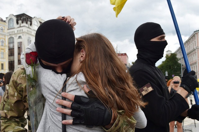 Cô gái ôm bạn trai, tình nguyện gia nhập Tiểu đoàn Azov của quân đội Ukraine, sau lễ tuyên thệ ở thủ đô Kiev.