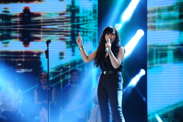 Đan Trang trên sân khấu X-Factor.
