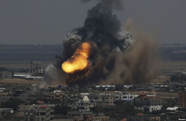 Khói, lửa bốc lên từ hiện trường vụ không kích của quân đội Israel nhằm vào thành phố Rafah, Dải Gaza.