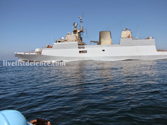 Tàu INS Kamorta chạy thử nghiệm trên biển.
