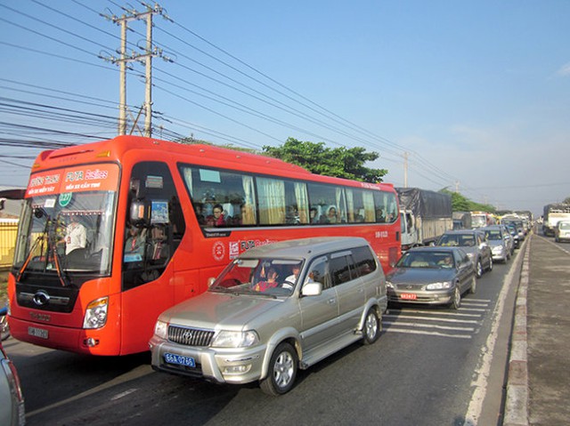 Nhiều phương tiện xe máy ùn ứ hàng giờ đồng hồ - Ảnh: Hoài Thương