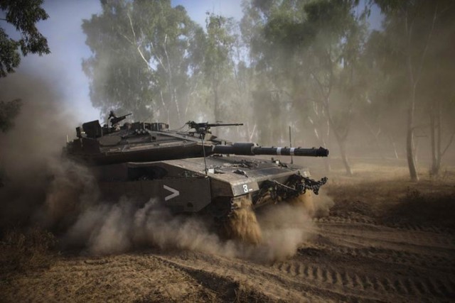Xe tăng của quân đội Ukraine hoạt động trở lại sau 5 giờ ngừng bắn tại biên giới với Dải Gaza.