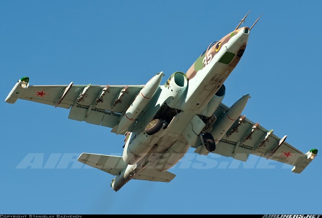 Bên dưới đôi cánh của Su-25 là 10 mấu cứng gắn vũ khí, thiết bị