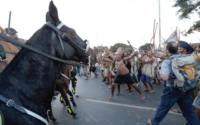 Thổ dân da đỏ đụng độ với cảnh sát trong cuộc biểu tình phản đối World Cup 2014 bên ngoài sân vận động quốc gia ở Brasilia, Brazil.