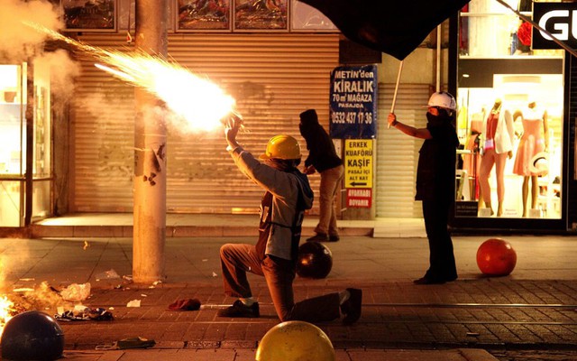 Người biểu tình đụng độ với cảnh sát chống bạo động trong cuộc tuần hành vì nạn nhân trong vụ nổ mỏ than Soma, ở Istanbul, Thổ Nhĩ Kỳ.