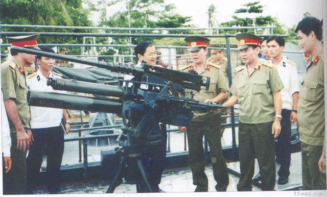 Vũ khí trang bị nguyên bản trên tàu PCF gồm súng máy hạng nặng M2 và cối bắn thẳng kẹp nòng cỡ 81mm.