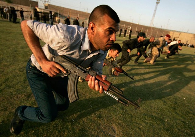 Các tân binh gia nhập quân đội Iraq tham gia huấn luyện kỹ năng chiến đấu chống lại nhóm phiến quân Hồi giáo ISIL ở miền tây nam thủ đô Baghdad.