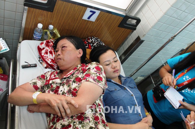 Nằm tại giường cấp cứu, hai mẹ con chị Thanh vẫn đang lo lắng cho đứa em đang bị gãy chân nằm ở phòng cách ly để điều trị