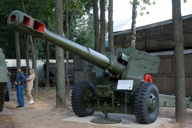 Pháo D-20 cỡ nòng 152mm.