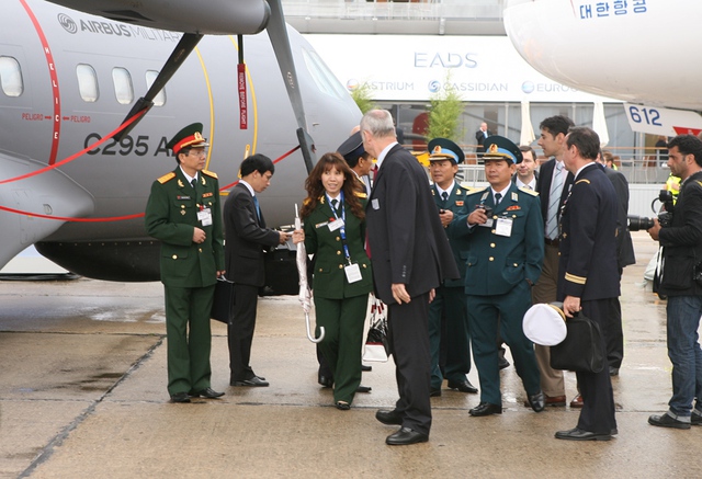 Đoàn đại biểu Quân đội Việt Nam tham quan máy bay C-295 AEW&C.