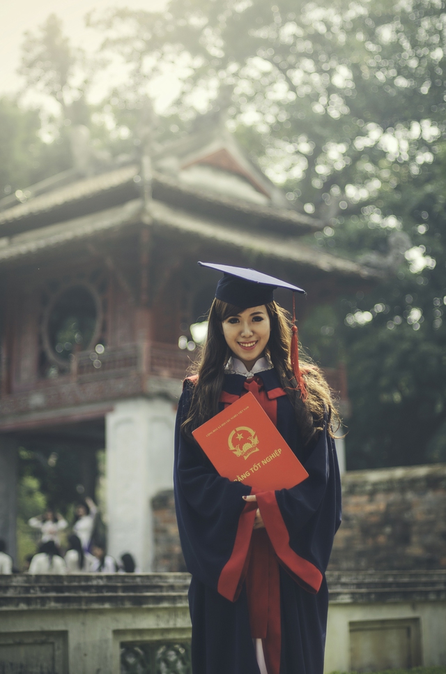 Mặc dù là 1 hot girl gặp không ít tai tiếng, song Mai Thỏ lại không hề gặp phải 1 scandal nào về học vấn. Đầu năm 2014, cô nàng đã tốt nghiệp và trở thành Cử nhân của trường Đại học Hà Nội.