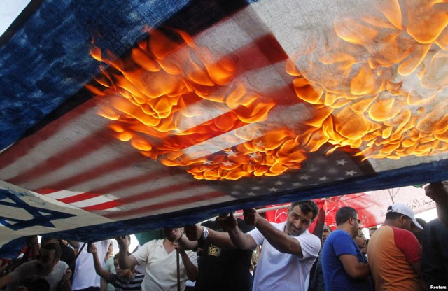 Người biểu tình Li Băng và Palestine đốt cờ Mỹ và Israel để phải đối các cuộc không kích của quân đội Israel tại Dải Gaza.