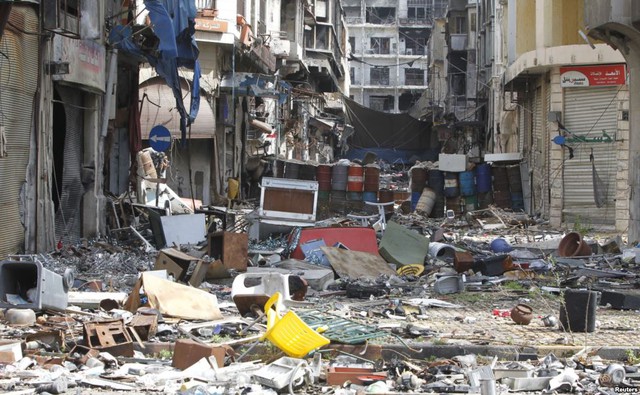 Những tòa nhà bị tàn phá nặng nề do nội chiến ở Homs, Syria.