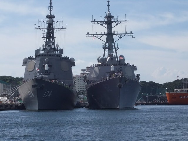 Khu trục hạm DDG-174 của Nhật nằm cạnh DDG-62 của Mỹ