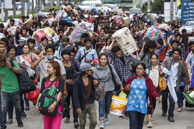 Công nhân Campuchia chờ qua cửa khẩu tại Aranyaprathet, Thái Lan để về nước. Khoảng 100.000 công nhân Campuchia chạy về nước sau khi quân đội lên nắm quyền ở Thái Lan.