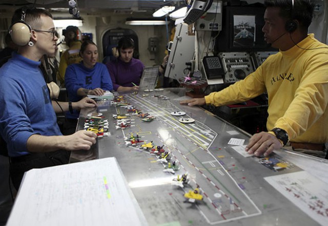 Lính thủy đánh bộ Mỹ tại phòng điều khiển của tàu sân bay USS George Washington Ảnh: Reuters