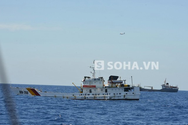 Nhận thấy chiến thuật vây ép không hiệu quả, Trung Quốc còn dùng chiến thuật cho máy bay bay thấp lượn nhiều vòng ở độ cao thấp nhằm đe dọa