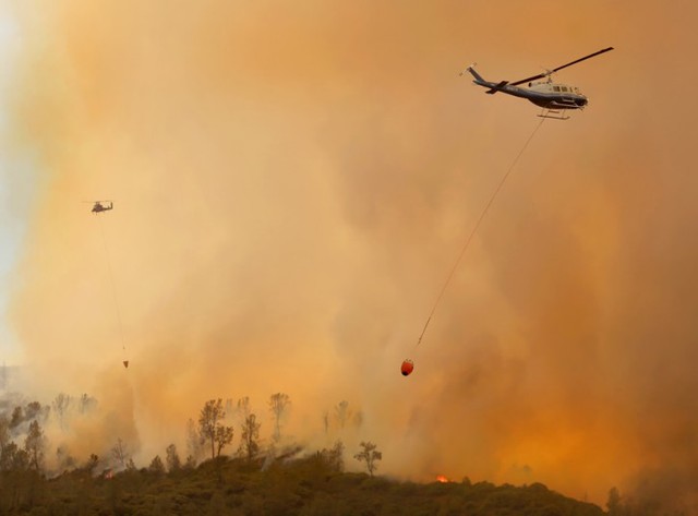 Máy bay trực thăng thả nước chữa cháy rừng tại Thung lũng Snell gần Middletown, California, Mỹ.