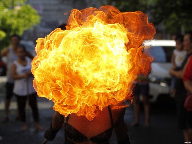Một nghệ sĩ đường phố biểu diễn thổi lửa tại thành phố Paranaque, Philippines.