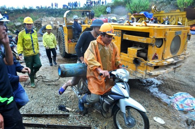 Những bình khí dùng để cắt các tấp thép được chở tới hiện trường chuẩn bị khoan cắt đường hầm tìm cách cứu công nhân mắc kẹt. Ảnh: Lâm Thiên