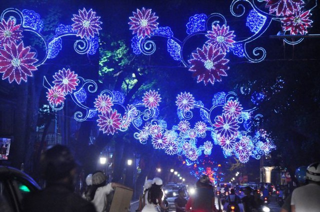 Đường Hàng Khai lung linh trong ánh đèn