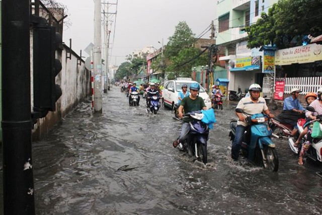 Mưa cuối mùa, dân Sài Gòn vẫn lội nước trên đầu gối