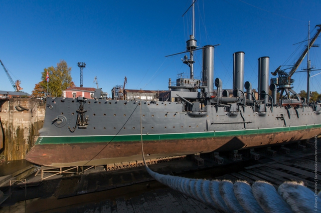 Con tàu có hình dáng đặc trưng của các loại tàu chiến đóng trong những năm 1900. 