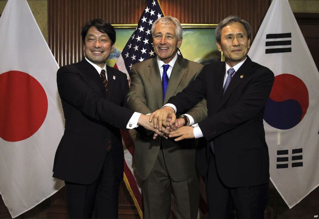 Chuck Hagel trong chuyến thăm Nhật Bản và Hàn Quốc, hai đồng minh thân cận của Mỹ.
