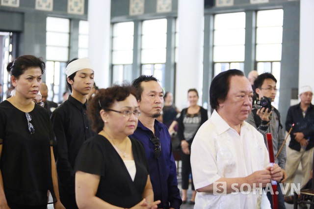 Gia đình NSND Trung Kiên vào viếng nhạc sĩ Thuận Yến.