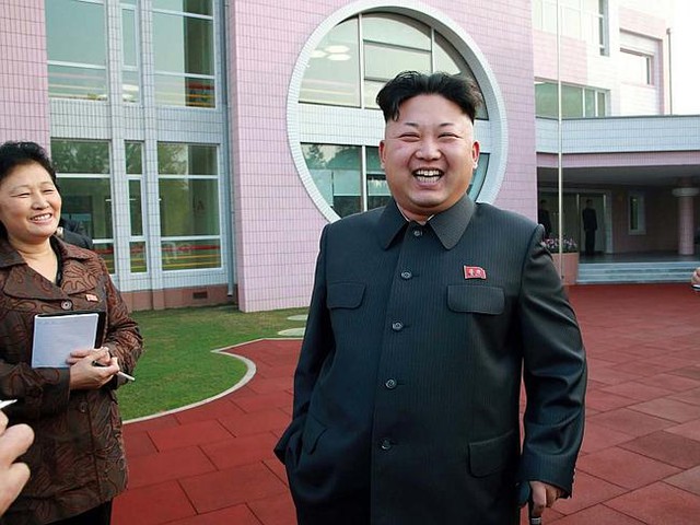 Kim Jong Un niểm nở trong chuyến thăm một trại trẻ mồ côi Ảnh: AFP