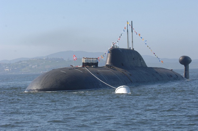 Tàu ngầm nguyên tử lớp Akula (đề án 971). Đây là lớp tàu ngầm nguyên tử tấn công có lượng giãn nước lên đến 13.800t, trang bị 4 ống phóng ngư lôi cỡ 533mm và 4 ống phóng ngư lôi cỡ 650mm.