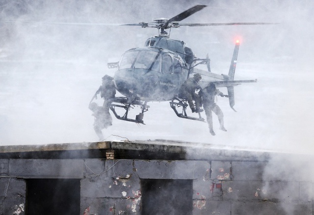 Trong khuôn khổ triển lãm Interpolitex 2014, ngày 22/10 đã diễn ra một buổi trình diễn khả năng hoạt động, tác chiến của các loại vũ khí, thiết bị, cũng như những bài tập chiến thuật đặc biệt của lực lượng đặc nhiệm thuộc Bộ Nội vụ Nga. Trong ảnh: Trực thăng Eurocopter AS355N trong một bài diễn tập của các đơn vị cảnh sát đặc nhiệm.