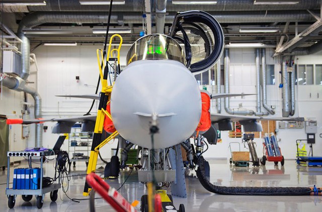 Chương trình phát triển tiêm kích JAS-39 Gripen được khởi xướng vào năm 1979, mẫu thử nghiệm cất cánh lần đầu tiên năm 1988. (Trong ảnh: Một chiếc Gripen đã gần hoàn thiện)