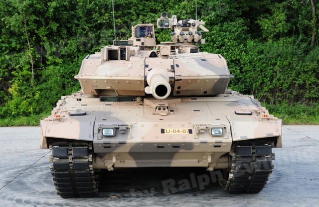 Pháo chính 120mm cùng với khẩu súng máy 12,7mm điều khiển từ xa mới của Leopard 2A7