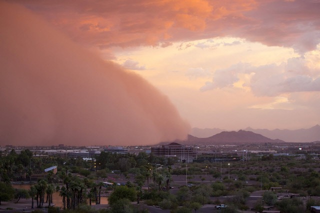 Bão cát khổng lồ quét qua thành phố Phoenix, bang Arizona, Mỹ.