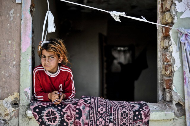 Bé gái tị nạn người Syria đứng cạnh cửa sổ tại khu dân cư Fikirtepe  ở Istanbul, Thổ Nhĩ Kỳ.