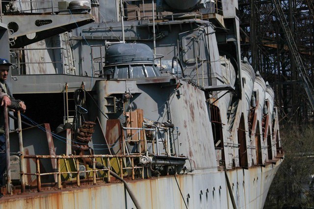 
Tàu tuần dương Ukrayina đã hoen gỉ theo thời gian.
