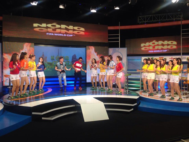 Minh Vương tham gia Chương trình tivi về World Cup với rất nhiều cô gái trẻ đẹp xung quanh