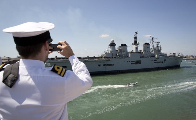 Tàu sân bay HMS Illustrious của Hải quân Hoàng gia Anh di chuyển tới cảng Portsmouth lần cuối cùng, trước khi bị phá bỏ vào cuối năm nay.