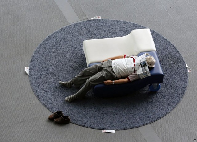 Khách tham quan ngủ trên ghế tại Bảo tàng khoa học và sáng tạo quốc gia Nhật Bản ở thủ đô Tokyo.