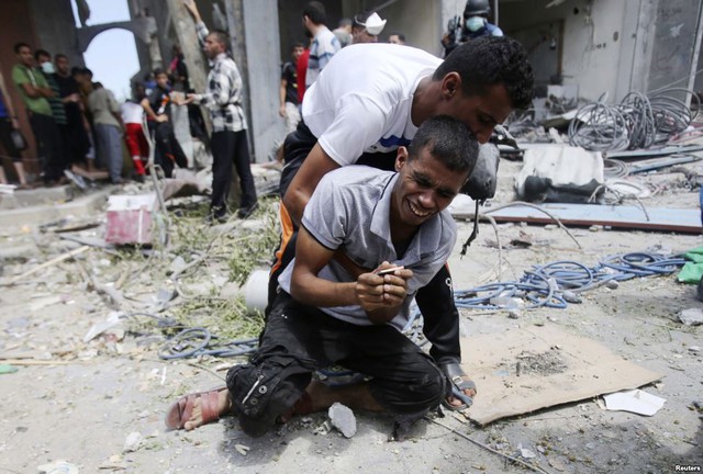 Một người đàn ông Palestine than khóc sau khi phát hiện xác người mẹ trong đống đổ nát của nhà họ, bị phá hủy trong cuộc không kích của Israel nhằm vào thành phố Rafah, Dải Gaza.