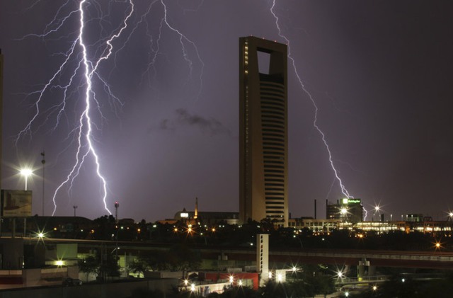 Sét đánh sáng lóa trên bầu trời thành phố Monterrey, Mexico.