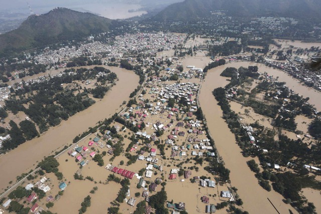 Bức ảnh chụp từ trên máy bay trực thăng cho thấy những ngôi nhà chìm trong nước lũ tại thành phố Srinagar, Ấn Độ.
