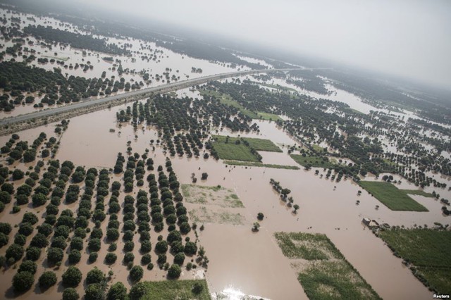 Hình ảnh chụp từ máy bay trực thăng cho thấy cảnh tượng lũ lụt tại vùng Multan, tỉnh Punjab, Pakistan.  Lũ lụt đã khiến 450 người chết tại Ấn Độ và Pakistan.