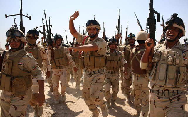 Các binh sĩ Iraq phô trương vũ khí trong cuộc huấn luyện quân sự tại miền nam thành phố Basra, trước khi được triển khai tới miền bắc của thành phố.