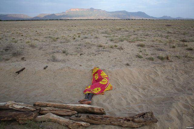 Một người đàn ông ngủ trên bờ hồ Turkana, gần biên giới Kenya-Ethiopia.